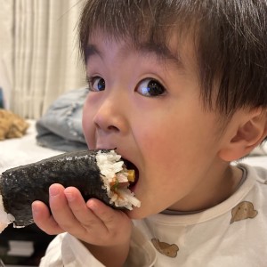 海苔巻きが大好きな息子。年に一度の大きな恵方巻きを食べられるのを楽しみにしています。こんなに大きな恵方巻きを食べた後もおかわりを求めて元気いっぱいです。