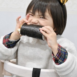 今年の節分。
元気いっぱい、恵方巻きを食べる2歳児です。