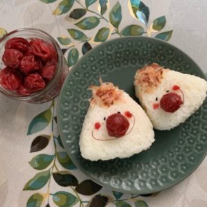 我が家の姉弟です。
自家製の梅干しをお味見!!
毎年、梅の季節が楽しみです。
完熟するまで、部屋に広がる梅の香りで
「うわぁ〜いい匂い」思う存分、香りを楽しんで
梅干し作りを手伝ってもらいます。