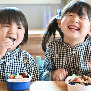 元気いっぱい2人でお弁当をいただきます!
弟くん我慢できずに海苔をぱくっ🖤おいしいね!