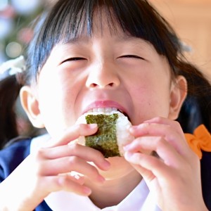 海苔を巻いたおにぎり🍙
朝ごはんにいただきまーす!今日も朝から元気いっぱい🤍