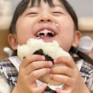 海苔を巻いたおにぎりがだーいすき🖤
思わず笑顔になっちゃうね😊