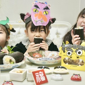 3人娘、元気いっぱい恵方巻きいただきます🖤