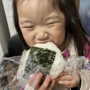 海苔が大好きです〜
おにぎりは必ず海苔を巻きます
今日も元気もりもりおにぎりを食べます