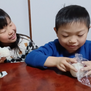 自分たちで作ったおにぎり美味しいねと会話しながら食べてます。自分で作ったおにぎりは格別です。