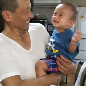 大好きなじぃちゃんに抱っこされて喜ぶ孫。何気ない日常が幸せだねぇって思わされる一枚です。