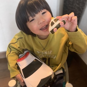 おもちゃのパトカーを見て「パトカーのおにぎり作って」とおねだりされ、母必死にパトカーおにぎり作成!
食べるのは一瞬でしたが、ニコニコ笑顔が見れて幸せでした♪
