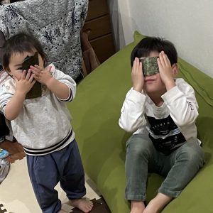 ママが夜ご飯を用意している間にお兄ちゃんと妹でこっそり海苔を食べていましたが、ママがふと振り返ると海苔でかくれんぼしている2人の姿が。。サングラスみたいだけど、全然何にも隠れてないよ?