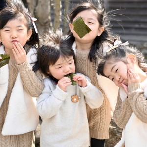 みんなで元気いっぱい!海苔を食べる🖤
子供たちって何でこんなに海苔が好きなのか!?
いつも持ち歩いて、取り合いになりながら食べている🥰