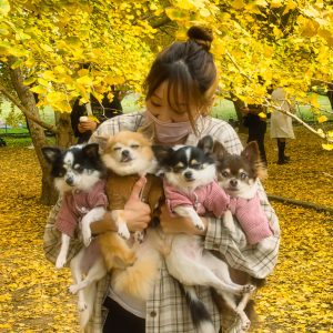 抱きしめた子犬の家族への愛情を感じます。どこへ行くにも一緒です。
