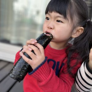 お兄ちゃんが大きな口で食べているのを見て、妹も負けじとがぶり。
一生懸命に食べているこどもたちの姿を見て、幸せを感じました。