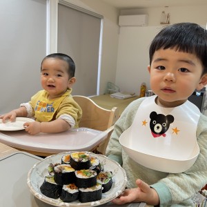 のりが大好きな2歳の息子に野菜やお肉をたっぷり使ったキンパを作りました。大喜びで食べてくれました!11ヶ月の弟も分けてもらいました。