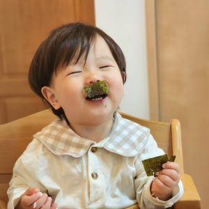 食べるの大好きな末っ子!
いつもニコニコしながらご飯の時間を楽しんでいます。
特にノリは大好物。目を離した隙に全部食べられそうになってました。