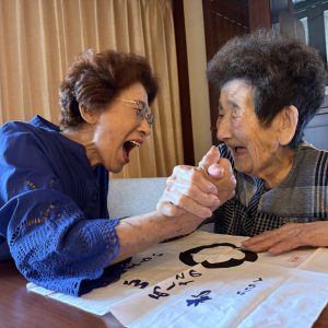 1泊旅行の際に腕相撲がしたいと真剣勝負です