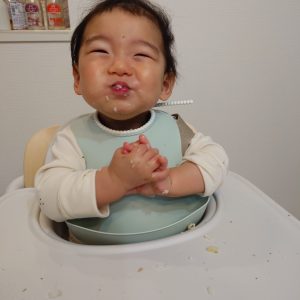 生後9ヶ月にして初めて手づかみ食べをしたときの最高の瞬間です
(口の中には海苔巻きが入ってます)。