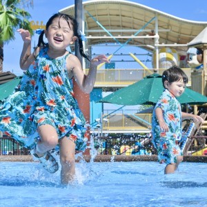 姉弟で洋服のまま水遊び!元気いっぱい走り回るよー!