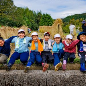 6年生の稲刈り体験 仲良しグループの満点の笑顔が光ります