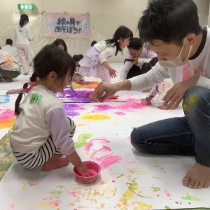 家では怒られる絵の具遊び。
でも今日は、、
自由にできる日があることの幸せ。な、一枚です。