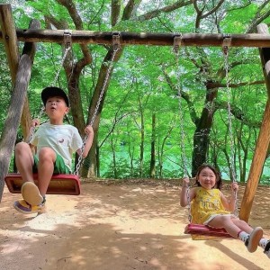 初めての公園にテンションMAXな兄妹。鬼ごっこしたり、遊具で思いっきり遊んだり終始元気いっぱい!ブランコではしゃぎすぎて2人の顔が凄いことに、、。