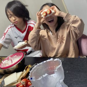 お家で手作りしたいちごサンド。
個性溢れるいちごサンドできました!
もはや、いちごはサンドされてなく飛び出てました!