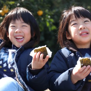 大好きなおにぎりを外で食べると家で食べるより美味しい!!と笑顔で食べています。
