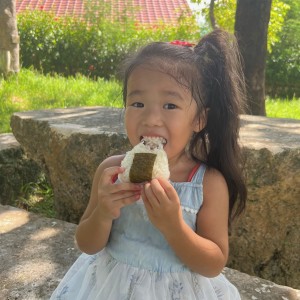 一緒に食べようと自分の準備していたら
待ちきれなくておにぎり食べていた娘。可愛くてパシャリ