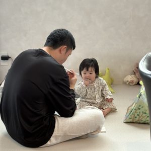0歳の娘は下の歯が少しだけ生えてきました。歯磨きの練習を始めようと歯ブラシを渡してみると、ゆっくりと口の中へ。嬉しくなったパパはすぐに自分も歯ブラシを持ってきて、2人で初めての歯磨きタイムでした。