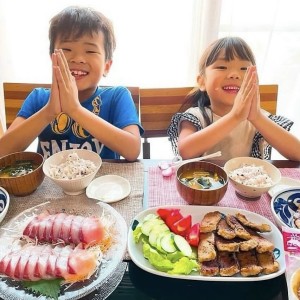 ごはんとお魚が大好きな2人。大きな声で「いただきます!!」の瞬間を撮影しました