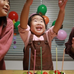 お誕生日にお祝いされて大喜びの娘。
何回もろうそくの火を消しては、「もう1回やるー」が続き、笑顔いっぱいでたくさん吹き消してくれました!