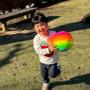 肌寒い公園でボール遊びをした時の写真です。
ボールを蹴ると、嬉しそうに追いかけていました。
何度もボールを持ってくるので、親はへとへとでしたが、娘はずっと元気に走り回っていました。