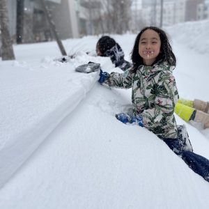 雪に顔つけてると思ったら、食べてましたー!
わたしも小さい時、やった、やった!