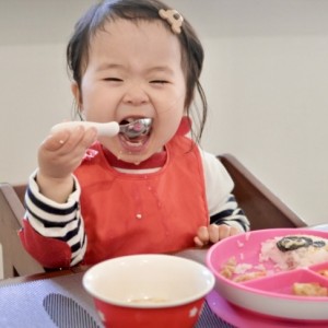 海苔で作ったひつじのショーンのおにぎりを
かーいーね(かわいいね)とニコニコもぐもぐ食べてくれました!