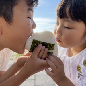 海遊び後におにぎりを食べました。お腹が空いた2人は勢いよく食べてくれました。