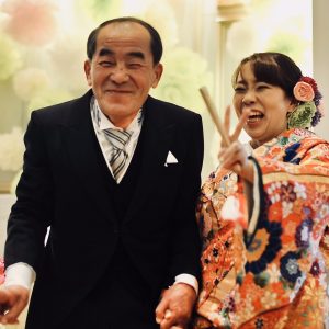 結婚式の中座の写真です。可愛くて大好きな自慢のお父さん。大人になり、手を繋いで歩くことって、なかなかないから嬉し恥ずかし幸せな時間だったな。