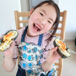 自分で考えて、1から1人で作ったおにぎらず!
大好きなのりをうまく包めて上機嫌!