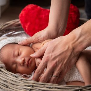 娘の自宅でニューボーンフォトを撮影しました。
娘と旦那さんの手を添えて宝物感を出しました。
窓からの光が優しいく照らしていて柔らかい雰囲気が出せたと思います。