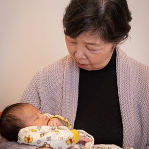 ひ孫と初めての対面を果たした曾祖母の優しい顔を残せました。