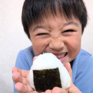 おにぎり大好き!!ご飯大好き!
食べる前からとっても幸せそう♡
元気もりもりよく食べる息子は、只今成長真っ只中!