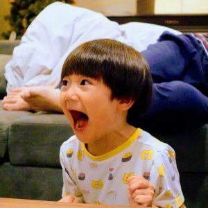 みんなでカードゲームをしている団欒のひと時。
カードを取れて「よっしゃあ!!」の瞬間です。