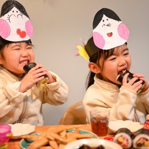 巻き寿司食べてニコニコ、
幼稚園で作ったおかめのお面もニコニコ☺