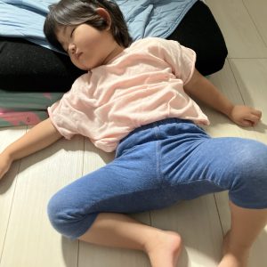 なぜか床で寝る娘