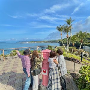 両親と娘達との家族旅行で指宿に旅行に行く途中、ピンク色のポストを見つけ、幸せそうな一枚が撮影できました