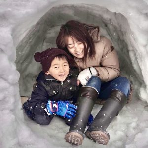 大雪に見舞われたシーズンでしたが、楽しむことも忘れずに⭐力を合わせて作ったかまくらに入って大満足の笑顔です。