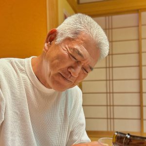 焼酎を注いでもらう表情がとっても幸せそうな後輩を撮影できました