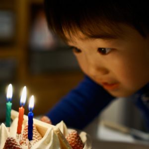 3歳になって、初めて自分でろうそくを吹き消そうとワクワクしているところを撮影しました。