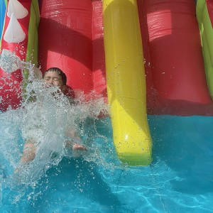思いっきりプールにダイブ水しぶき浴びても元気もりもり