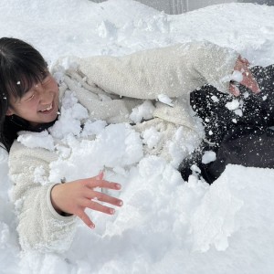 雪降りすぎてテンション上がった長女普通の服で雪山にダイブ!!笑がとまらないくらいはしゃいでて元気もりもりすぎる