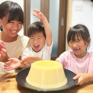 いつもは1人1つの小さなプリン。でも今日はみんなで1つのプリン……だがしかし!!とてつもなくでっっっかーーーい(笑)3人で食べても食べきれなかったプリン。幸せな時間でしたわ !