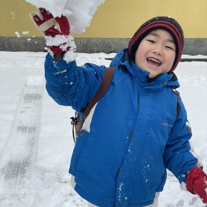 大きな雪玉母ちゃんに投げてやる〜