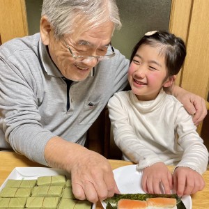 柿の葉寿司を海苔で巻きまきじーじと一緒に食べたら元気もりもり